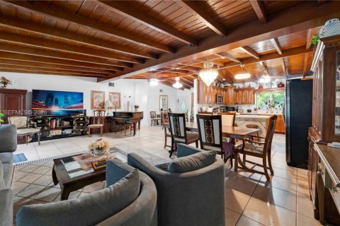 House in Miami, Florida 4 bedrooms, 181.72 sq.m. № 2007380 - photo 6