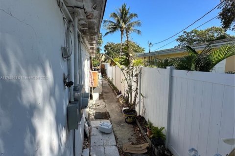 Propiedad comercial en venta en Oakland Park, Florida, 100.15 m2 № 1892708 - foto 14