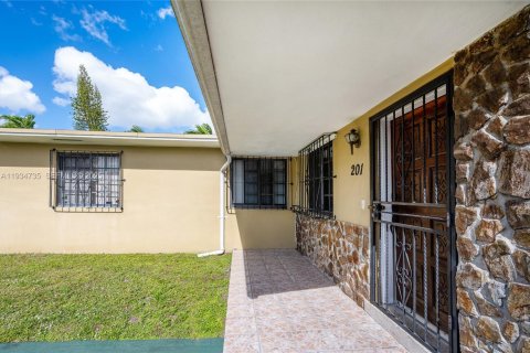 Casa en alquiler en Miami, Florida, 3 dormitorios, 183.48 m2 № 1992931 - foto 3