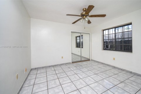 Casa en alquiler en Miami, Florida, 3 dormitorios, 183.48 m2 № 1992931 - foto 13