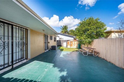 Casa en alquiler en Miami, Florida, 3 dormitorios, 183.48 m2 № 1992931 - foto 24