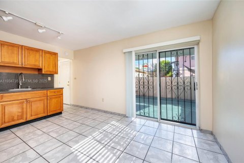 Casa en alquiler en Miami, Florida, 3 dormitorios, 183.48 m2 № 1992931 - foto 10