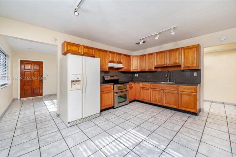 Casa en alquiler en Miami, Florida, 3 dormitorios, 183.48 m2 № 1992931 - foto 8