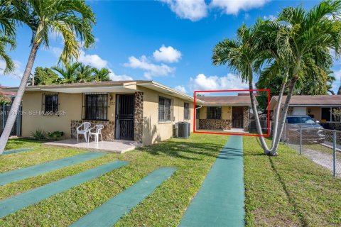 Casa en alquiler en Miami, Florida, 3 dormitorios, 183.48 m2 № 1992931 - foto 1