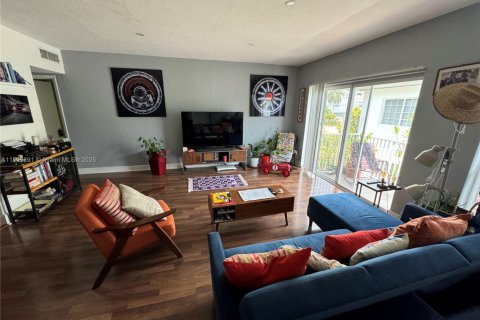 Condominio en venta en Bay Harbor Islands, Florida, 3 dormitorios, 121.61 m2 № 1993901 - foto 1