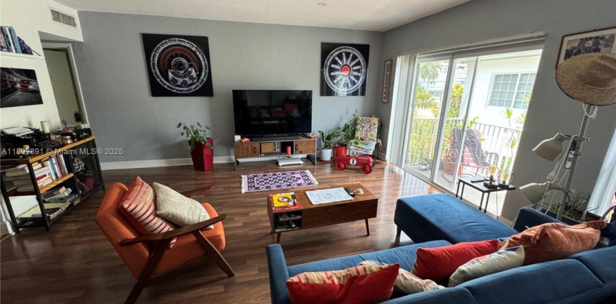 Condominio en Bay Harbor Islands, Florida, 3 dormitorios  № 1993901