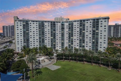 Condo in Sunny Isles Beach, Florida, 1 bedroom  № 2316059 - photo 2