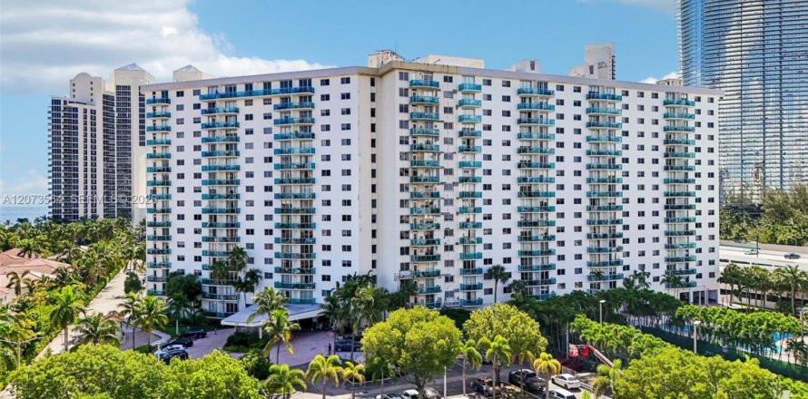 Condo in Sunny Isles Beach, Florida, 1 bedroom  № 2316059