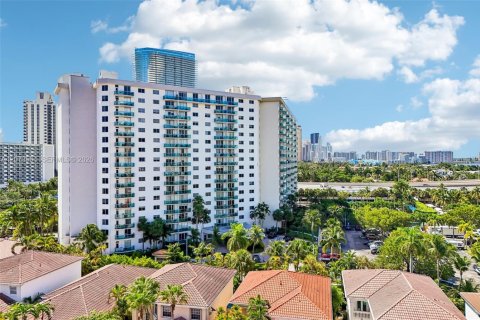Condo in Sunny Isles Beach, Florida, 1 bedroom  № 2316059 - photo 15