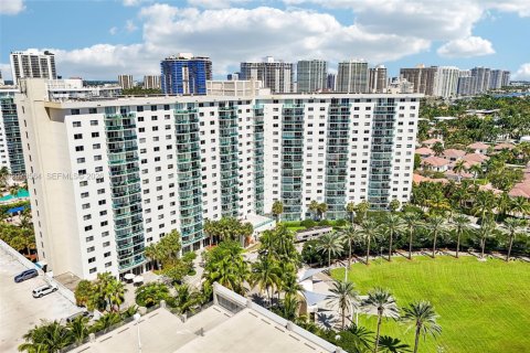 Condo in Sunny Isles Beach, Florida, 1 bedroom  № 2316059 - photo 3