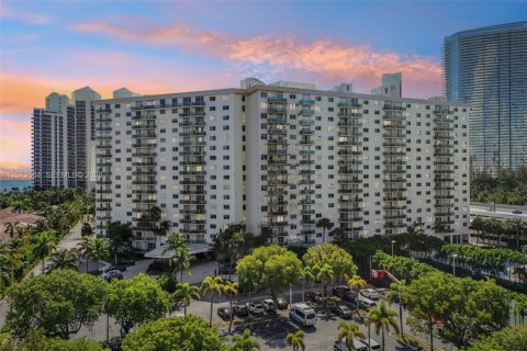Condo in Sunny Isles Beach, Florida, 1 bedroom  № 2316059 - photo 14