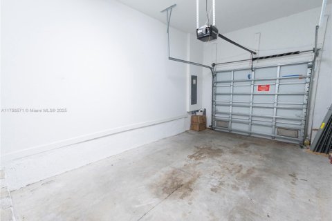 Townhouse in Florida City, Florida 3 bedrooms, 131.74 sq.m. № 1860317 - photo 9