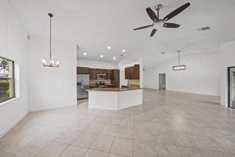 House in Wellington, Florida 4 bedrooms, 212.19 sq.m. № 2394828 - photo 3