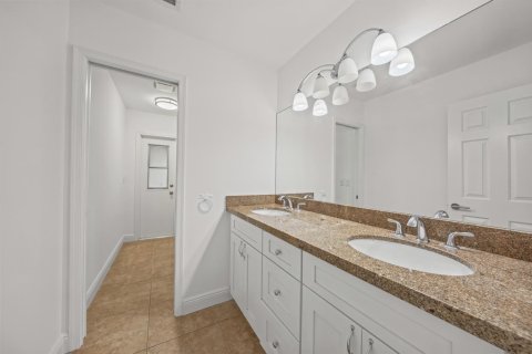 House in Wellington, Florida 4 bedrooms, 212.19 sq.m. № 2394828 - photo 6