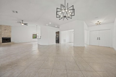 House in Wellington, Florida 4 bedrooms, 212.19 sq.m. № 2394828 - photo 5