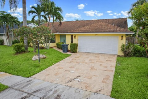 House in Wellington, Florida 4 bedrooms, 212.19 sq.m. № 2394828 - photo 2