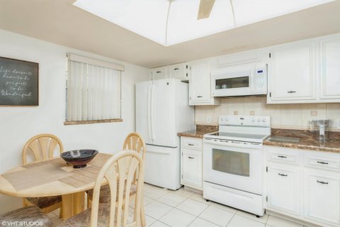 Condo in Atlantis, Florida, 3 bedrooms  № 2241805 - photo 9