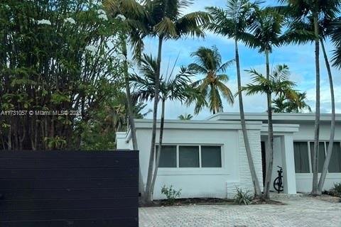 Casa en alquiler en Miami Beach, Florida, 1 dormitorio, 192.96 m2 № 1958630 - foto 1