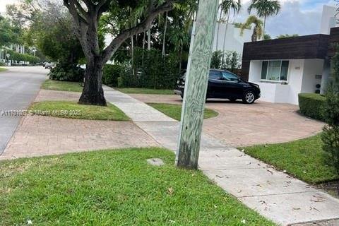 Casa en alquiler en Miami Beach, Florida, 1 dormitorio, 192.96 m2 № 1958630 - foto 2