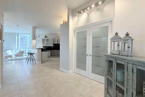 Condo in Hutchinson Island South, Florida, 3 bedrooms № 2185479 - photo 11