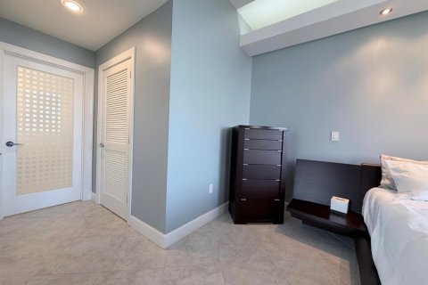 Condo in Hutchinson Island South, Florida, 3 bedrooms № 2185479 - photo 29