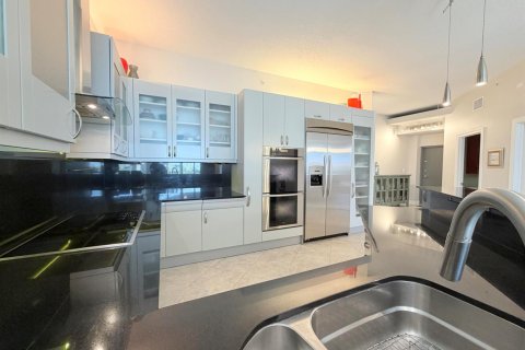 Condo in Hutchinson Island South, Florida, 3 bedrooms № 2185479 - photo 16