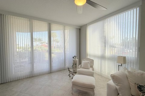 Condo in Hutchinson Island South, Florida, 3 bedrooms № 2185479 - photo 13