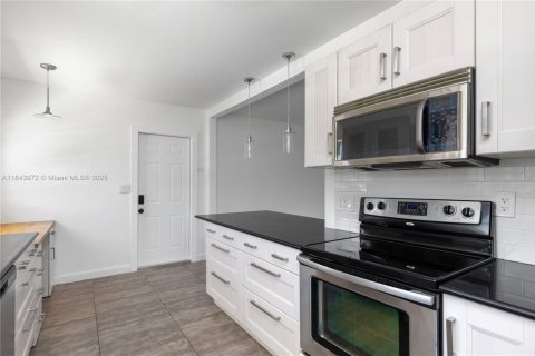 House in Palmetto Bay, Florida 4 bedrooms, 165.92 sq.m. № 1839550 - photo 6