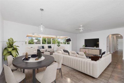 House in Palmetto Bay, Florida 4 bedrooms, 165.92 sq.m. № 1839550 - photo 1