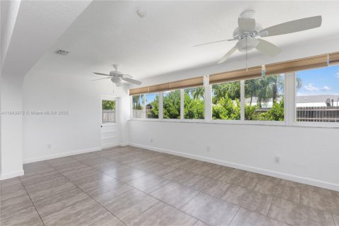House in Palmetto Bay, Florida 4 bedrooms, 165.92 sq.m. № 1839550 - photo 12