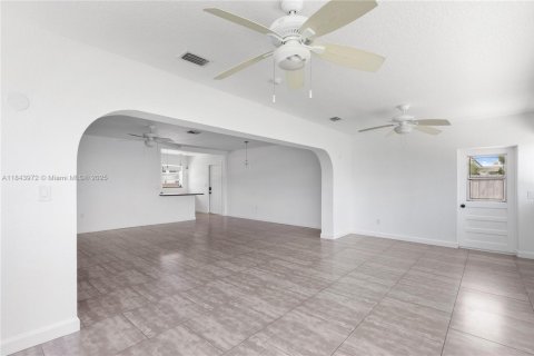 House in Palmetto Bay, Florida 4 bedrooms, 165.92 sq.m. № 1839550 - photo 13