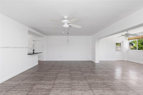 House in Palmetto Bay, Florida 4 bedrooms, 165.92 sq.m. № 1839550 - photo 9