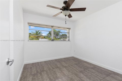 House in Palmetto Bay, Florida 4 bedrooms, 165.92 sq.m. № 1839550 - photo 18