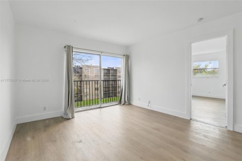 Condo in Miramar, Florida, 2 bedrooms  № 2014452 - photo 4