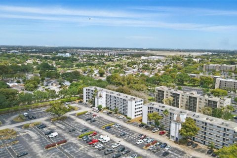 Condo in Miramar, Florida, 2 bedrooms  № 2014452 - photo 21
