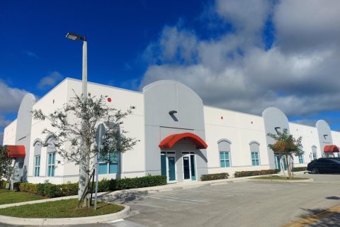 Commercial property in Coral Springs, Florida № 981941 - photo 1