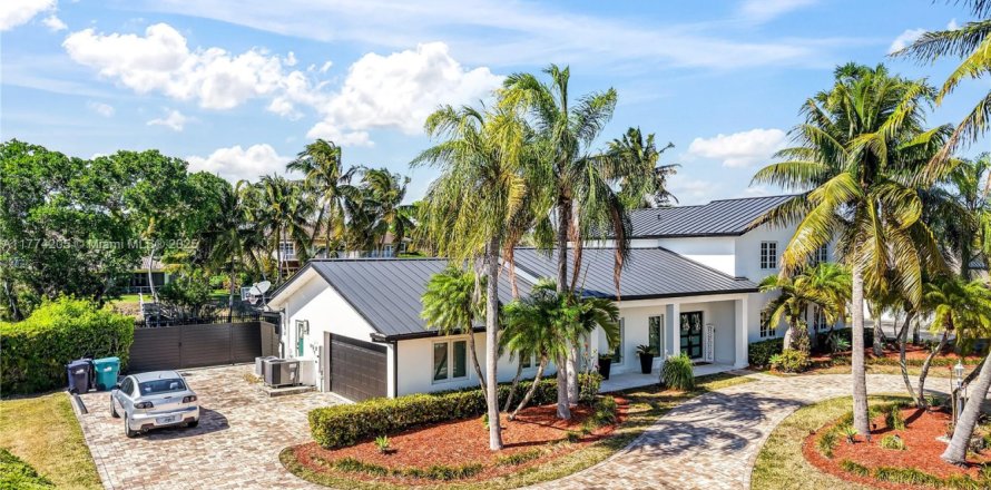 House in Palmetto Bay, Florida 6 bedrooms, 347.73 sq.m. № 2040144
