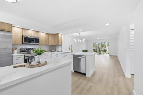 Кондоминиум с 2 спальнями в Пемброк-Пайнс, Флорида № 1992621