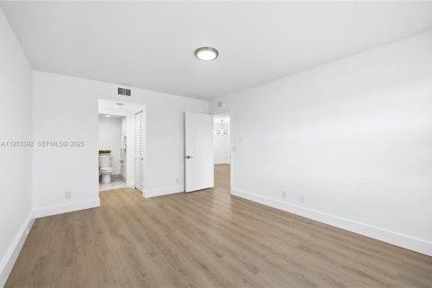 Copropriété à vendre à Pembroke Pines, Floride: 2 chambres, 110.74 m2 № 1992621 - photo 11