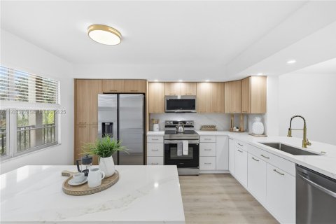 Copropriété à vendre à Pembroke Pines, Floride: 2 chambres, 110.74 m2 № 1992621 - photo 2