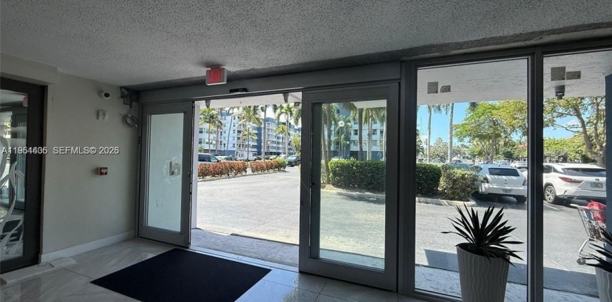 Кондоминиум с 2 спальнями в Норт-Майами-Бич, Флорида № 2011886