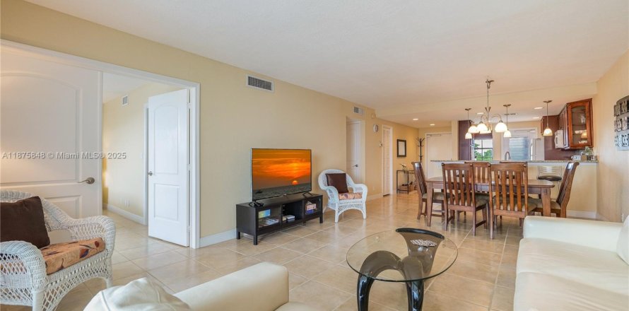 Condominio en Pompano Beach, Florida, 2 dormitorios  № 1980461