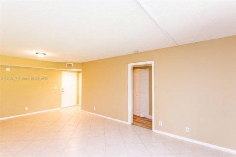 Condo in Coral Springs, Florida, 2 bedrooms № 1970287 - photo 9
