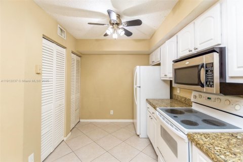 Condo in Coral Springs, Florida, 2 bedrooms № 1970287 - photo 18