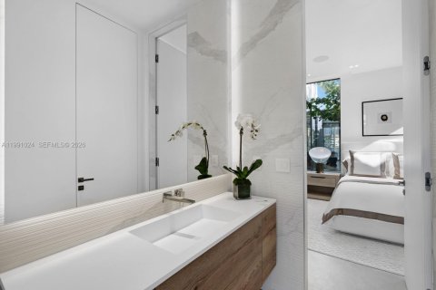 House in Hallandale Beach, Florida 8 bedrooms, 728.35 sq.m. № 2052190 - photo 28