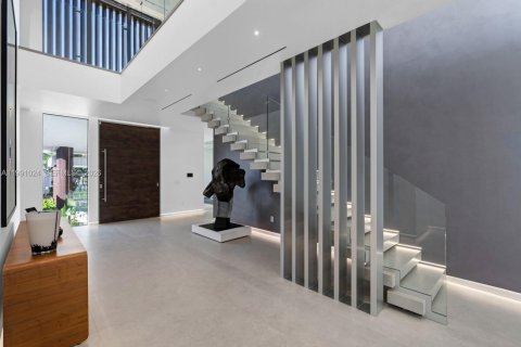 House in Hallandale Beach, Florida 8 bedrooms, 728.35 sq.m. № 2052190 - photo 13