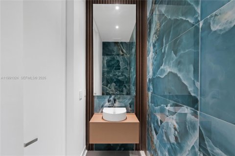 House in Hallandale Beach, Florida 8 bedrooms, 728.35 sq.m. № 2052190 - photo 24