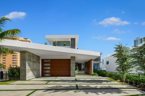 House in Hallandale Beach, Florida 8 bedrooms, 728.35 sq.m. № 2052190 - photo 7