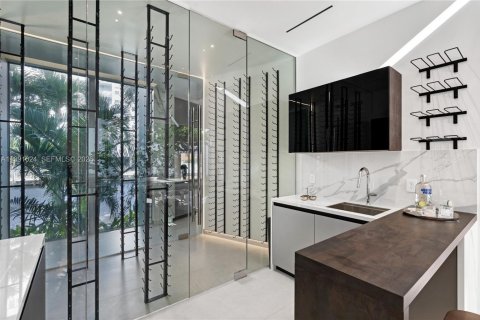 House in Hallandale Beach, Florida 8 bedrooms, 728.35 sq.m. № 2052190 - photo 25