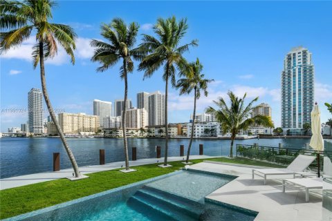 House in Hallandale Beach, Florida 8 bedrooms, 728.35 sq.m. № 2052190 - photo 3